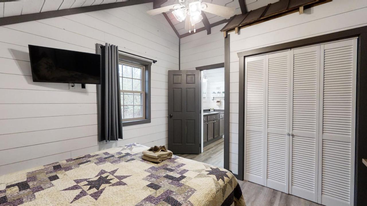 Bigfoots Hideaway Cabin Гатлинбург Экстерьер фото