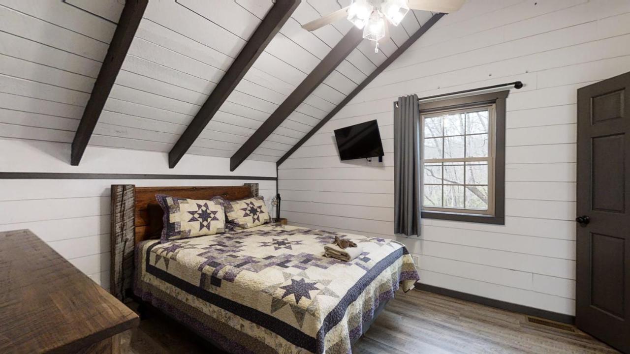 Bigfoots Hideaway Cabin Гатлинбург Экстерьер фото